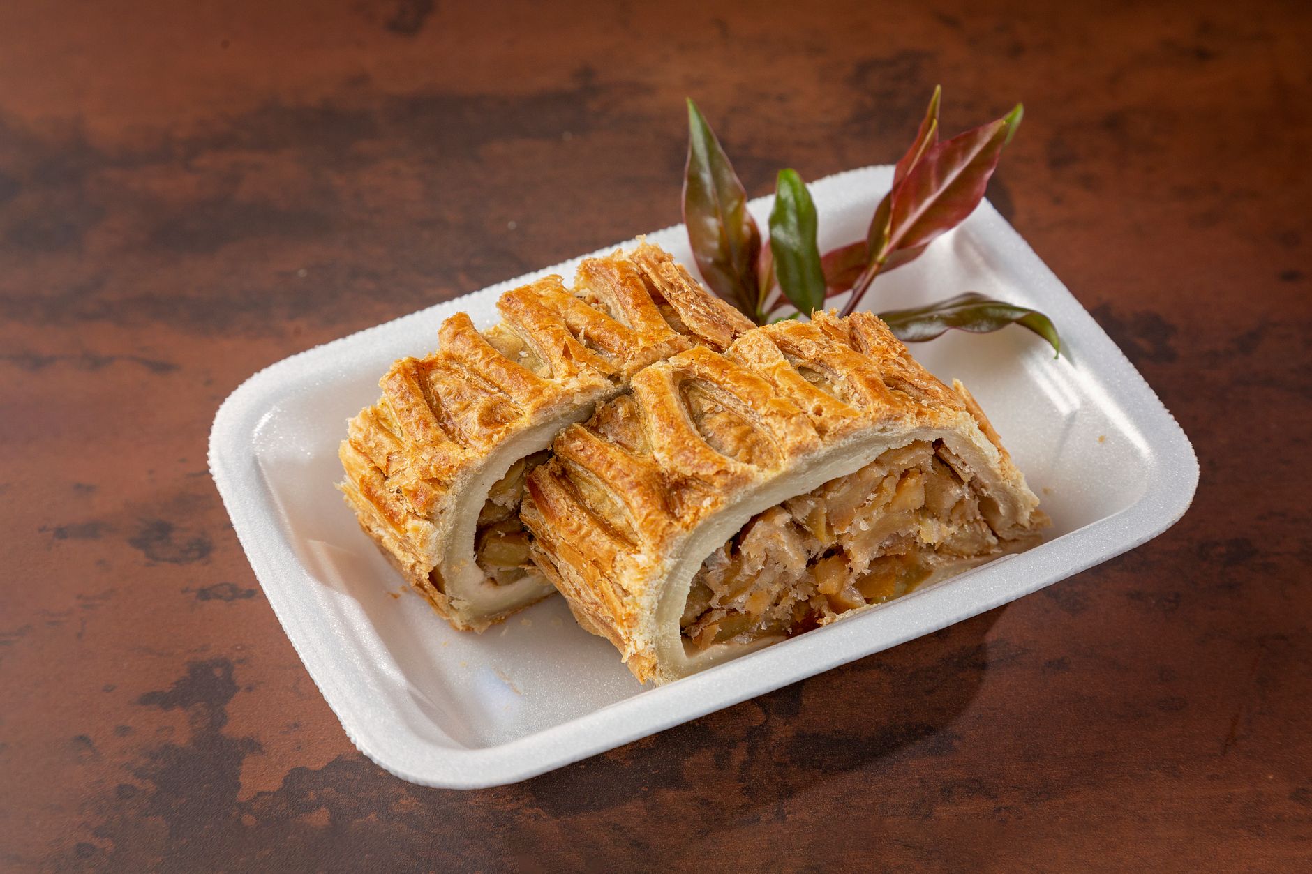 Frisch gebackener Apfelstrudel mit goldener Kruste