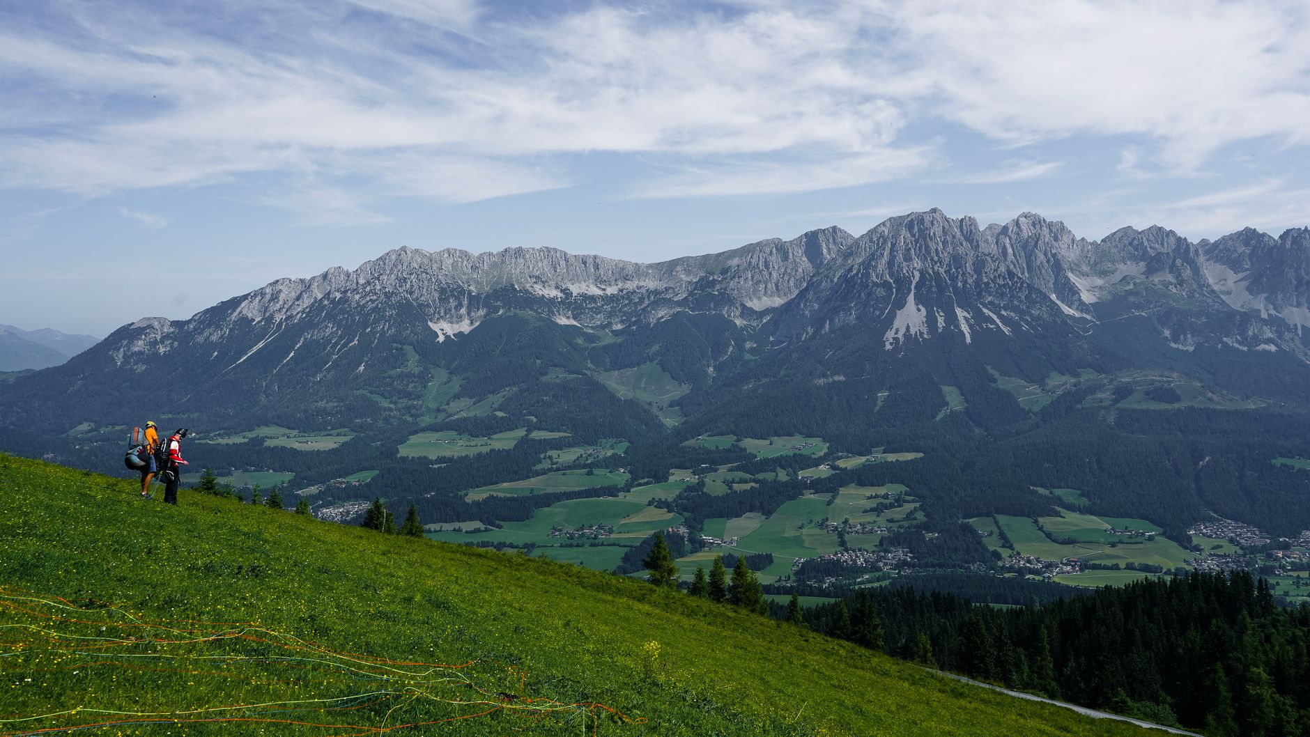 Zwei Wanderer vor Bergpanorama