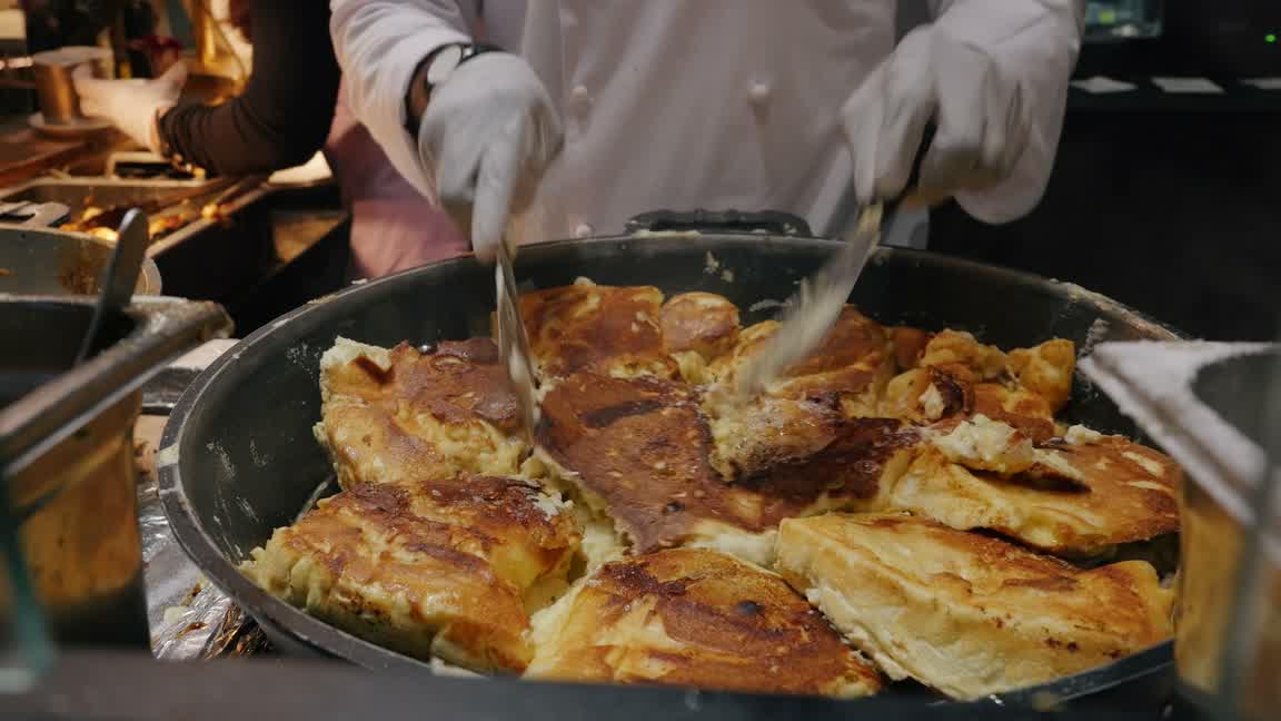 Kaiserschmarrn wird frisch in der Pfanne zubereitet